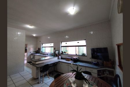 Casa à venda com 340m², 4 quartos e 6 vagas Casa à venda com 340m², 4 quartos e 6 vagasCozinha - Armários