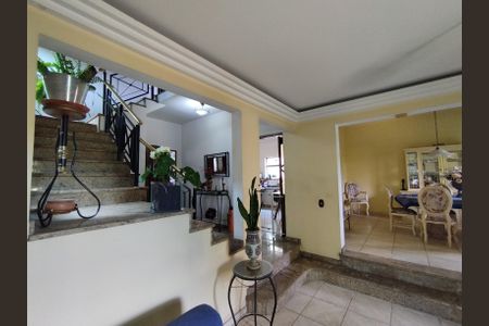 Casa à venda com 340m², 4 quartos e 6 vagas Casa à venda com 340m², 4 quartos e 6 vagasVista para Sala e Escada
