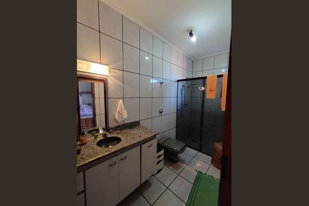 Casa à venda com 340m², 4 quartos e 6 vagas Casa à venda com 340m², 4 quartos e 6 vagasBanheiro da Suíte 2