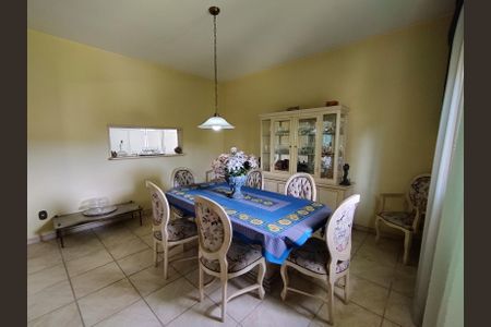 Casa à venda com 340m², 4 quartos e 6 vagas Casa à venda com 340m², 4 quartos e 6 vagasSala de Jantar