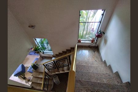 Casa à venda com 340m², 4 quartos e 6 vagas Casa à venda com 340m², 4 quartos e 6 vagasEscadaria