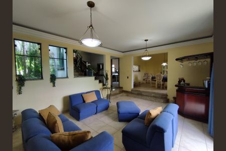Casa à venda com 340m², 4 quartos e 6 vagas Casa à venda com 340m², 4 quartos e 6 vagasSala de Estar