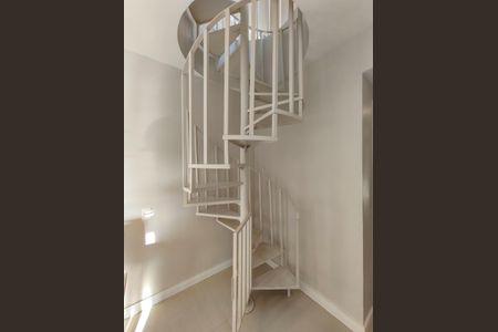 Apartamento à venda com 183m², 4 quartos e 3 vagas Apartamento à venda com 183m², 4 quartos e 3 vagasEscada