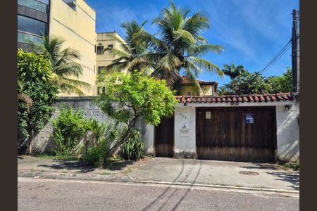 Casa à venda com 427m², 4 quartos e 7 vagas Casa à venda com 427m², 4 quartos e 7 vagasFachada