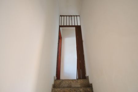 Casa à venda com 200m², 4 quartos e 2 vagasEscada