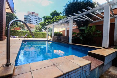 Apartamento à venda com 130m², 3 quartos e 2 vagas Apartamento à venda com 130m², 3 quartos e 2 vagasÁrea comum - Piscina