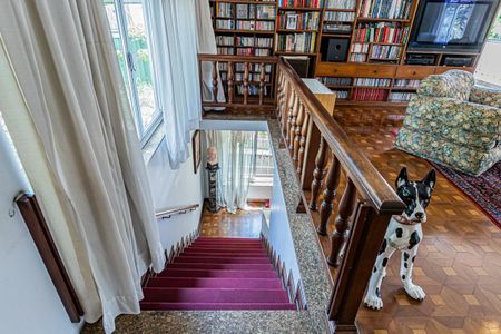 Casa à venda com 590m², 3 quartos e 8 vagasEscada