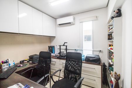 Casa de condomínio à venda com 350m², 3 quartos e 4 vagas Casa de condomínio à venda com 350m², 3 quartos e 4 vagasEscritório