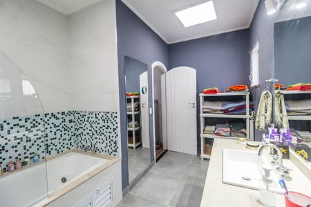 Casa de condomínio à venda com 350m², 3 quartos e 4 vagas Casa de condomínio à venda com 350m², 3 quartos e 4 vagasBanheiro da Suíte 1