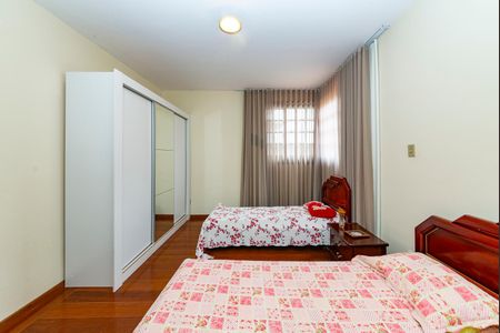 Casa à venda com 282m², 4 quartos e 3 vagas Casa à venda com 282m², 4 quartos e 3 vagasQuarto 2