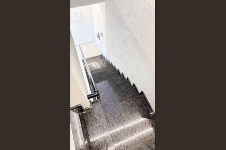 Apartamento à venda com 140m², 3 quartos e 4 vagas Apartamento à venda com 140m², 3 quartos e 4 vagasEscada