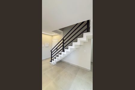 Apartamento à venda com 140m², 3 quartos e 4 vagas Apartamento à venda com 140m², 3 quartos e 4 vagasEscada