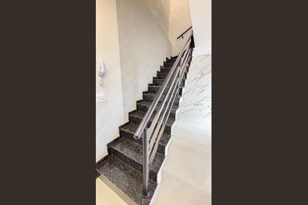 Apartamento à venda com 140m², 3 quartos e 4 vagas Apartamento à venda com 140m², 3 quartos e 4 vagasEscada