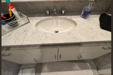 Apartamento à venda com 240m², 4 quartos e 3 vagasSuíte 1 - Banheiro