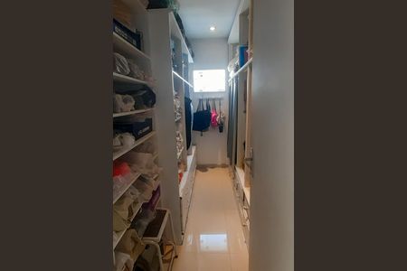 Casa à venda com 273m², 4 quartos e 5 vagas Casa à venda com 273m², 4 quartos e 5 vagasCloset da Suíte