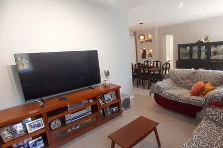 Casa à venda com 273m², 4 quartos e 5 vagas Casa à venda com 273m², 4 quartos e 5 vagasSala