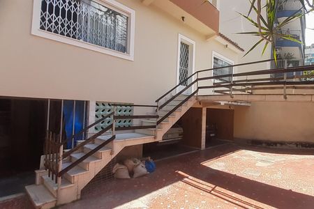 Casa à venda com 273m², 4 quartos e 5 vagas Casa à venda com 273m², 4 quartos e 5 vagasFachada