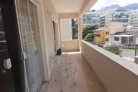 Casa à venda com 273m², 4 quartos e 5 vagas Casa à venda com 273m², 4 quartos e 5 vagasVaranda do Quarto 1