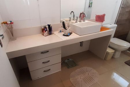 Casa à venda com 273m², 4 quartos e 5 vagas Casa à venda com 273m², 4 quartos e 5 vagasBanheiro da Suíte