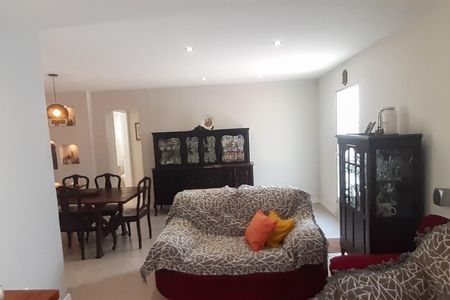 Casa à venda com 273m², 4 quartos e 5 vagas Casa à venda com 273m², 4 quartos e 5 vagasSala