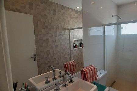 Casa à venda com 273m², 4 quartos e 5 vagas Casa à venda com 273m², 4 quartos e 5 vagasBanheiro 1