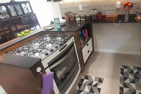 Casa à venda com 273m², 4 quartos e 5 vagas Casa à venda com 273m², 4 quartos e 5 vagasCozinha