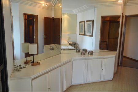 Apartamento à venda com 180m², 3 quartos e 2 vagas Apartamento à venda com 180m², 3 quartos e 2 vagasSuite 3