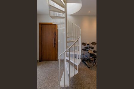 Apartamento à venda com 161m², 3 quartos e 2 vagas Apartamento à venda com 161m², 3 quartos e 2 vagasEscada