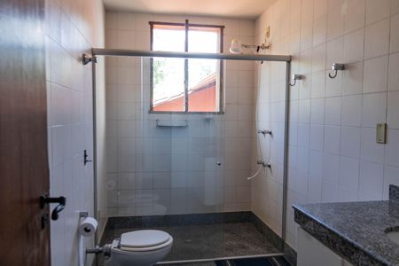 Casa à venda com 354m², 4 quartos e 4 vagasBanheiro 2