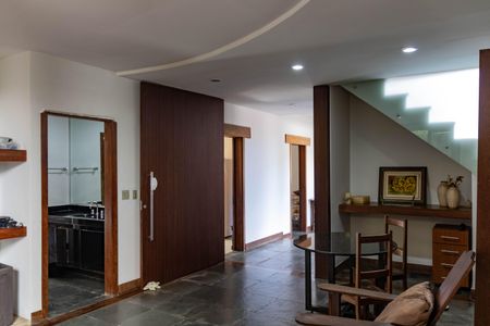 Casa à venda com 354m², 4 quartos e 4 vagasSala