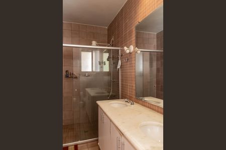 Casa à venda com 354m², 4 quartos e 4 vagasBanheiro do Quarto 1