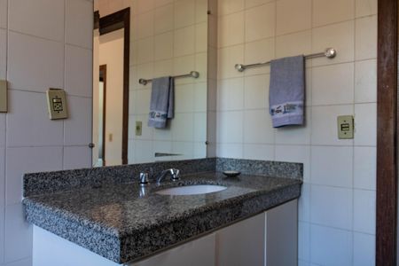 Casa à venda com 354m², 4 quartos e 4 vagasBanheiro 2