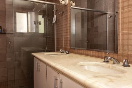 Casa à venda com 354m², 4 quartos e 4 vagasBanheiro do Quarto 1