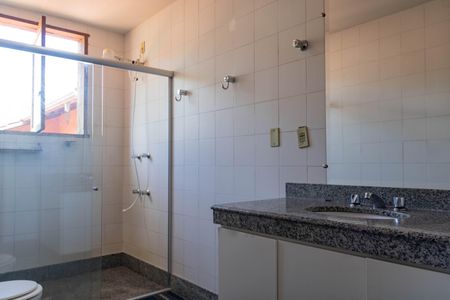 Casa à venda com 354m², 4 quartos e 4 vagasBanheiro 2