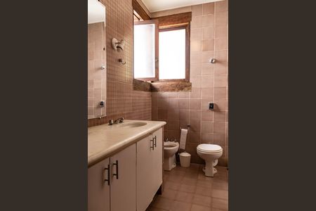 Casa à venda com 354m², 4 quartos e 4 vagasBanheiro do Quarto 1