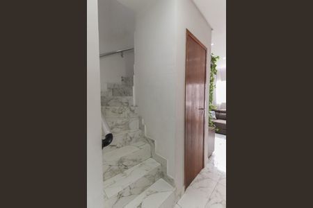 Apartamento à venda com 62m², 2 quartos e 1 vagaEscada