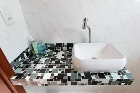 Casa à venda com 120m², 2 quartos e 2 vagas Casa à venda com 120m², 2 quartos e 2 vagasDetalhe banheiro 2