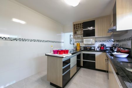 Casa à venda com 120m², 2 quartos e 2 vagas Casa à venda com 120m², 2 quartos e 2 vagasCozinha - Armários