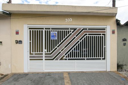 Casa à venda com 120m², 2 quartos e 2 vagas Casa à venda com 120m², 2 quartos e 2 vagasFachada