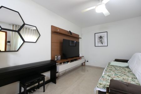 Casa à venda com 120m², 2 quartos e 2 vagas Casa à venda com 120m², 2 quartos e 2 vagasSala