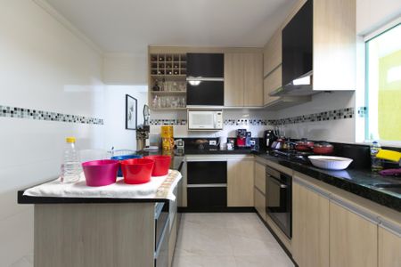 Casa à venda com 120m², 2 quartos e 2 vagas Casa à venda com 120m², 2 quartos e 2 vagasCozinha - Armários