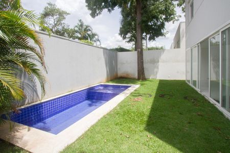 Casa de condomínio à venda com 539m², 4 quartos e 5 vagas Casa de condomínio à venda com 539m², 4 quartos e 5 vagasQuintal