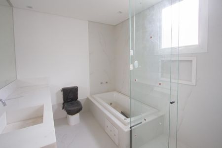 Casa de condomínio à venda com 539m², 4 quartos e 5 vagas Casa de condomínio à venda com 539m², 4 quartos e 5 vagasBanheiro 2 Suíte 1