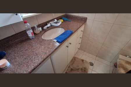 Casa à venda com 225m², 3 quartos e 2 vagas Casa à venda com 225m², 3 quartos e 2 vagasBanheiro Suíte