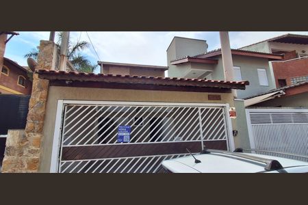 Casa à venda com 225m², 3 quartos e 2 vagas Casa à venda com 225m², 3 quartos e 2 vagasFachada