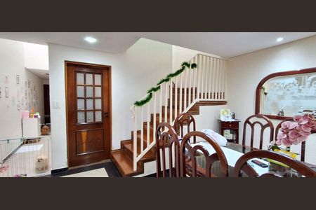 Casa à venda com 225m², 3 quartos e 2 vagas Casa à venda com 225m², 3 quartos e 2 vagasSala