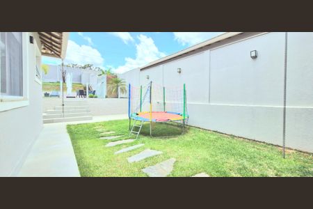 Casa de condomínio à venda com 265m², 5 quartos e 4 vagas Casa de condomínio à venda com 265m², 5 quartos e 4 vagasQuintal