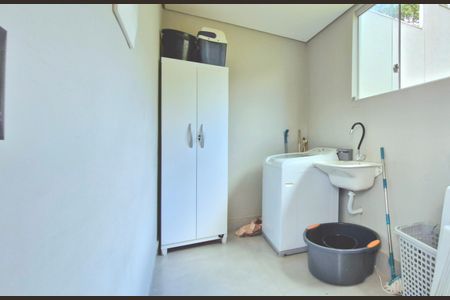 Casa de condomínio à venda com 265m², 5 quartos e 4 vagas Casa de condomínio à venda com 265m², 5 quartos e 4 vagasÁrea de Serviço