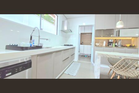 Casa de condomínio à venda com 265m², 5 quartos e 4 vagas Casa de condomínio à venda com 265m², 5 quartos e 4 vagasCozinha