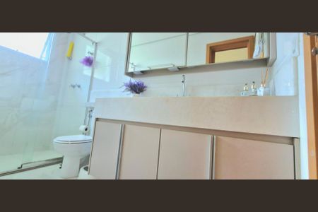 Casa de condomínio à venda com 265m², 5 quartos e 4 vagas Casa de condomínio à venda com 265m², 5 quartos e 4 vagasBanheiro 1